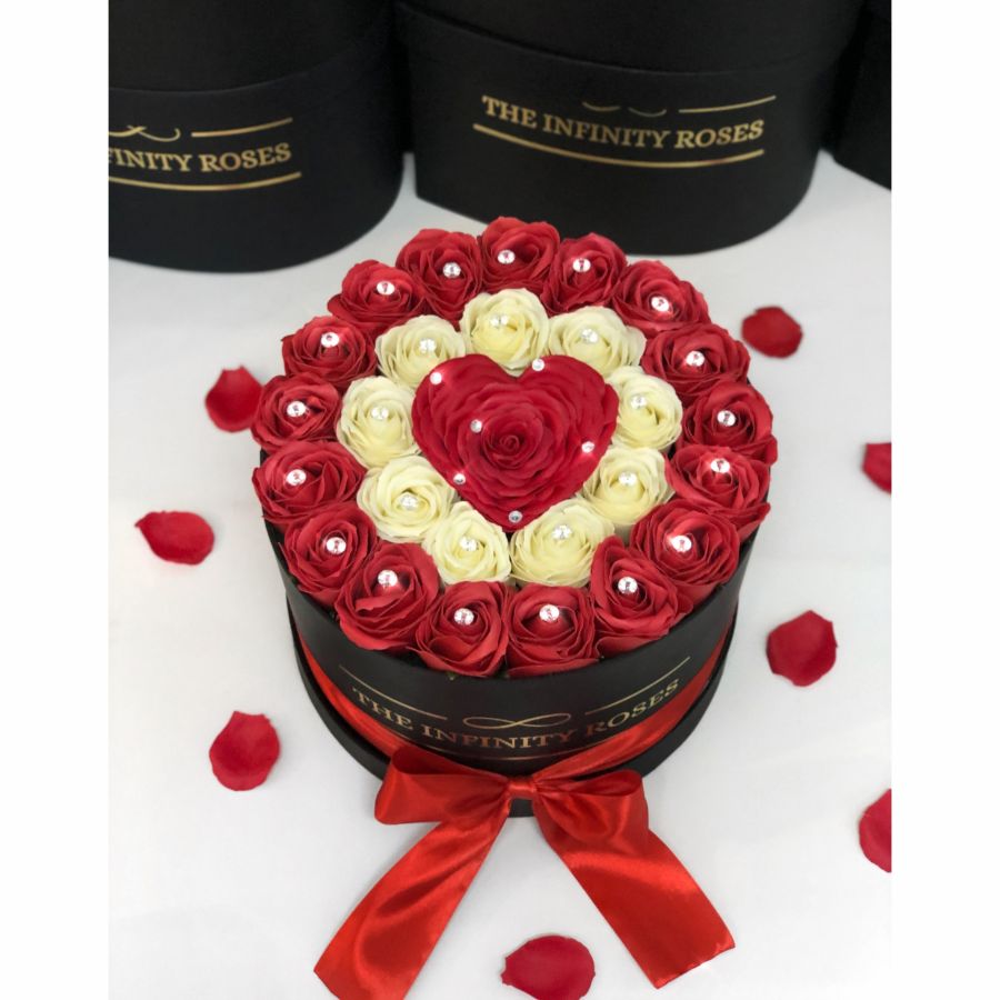 MEDIUM BOX Cutie medie cu 27de trandafiri si un trandafir in forma de inima si diamante