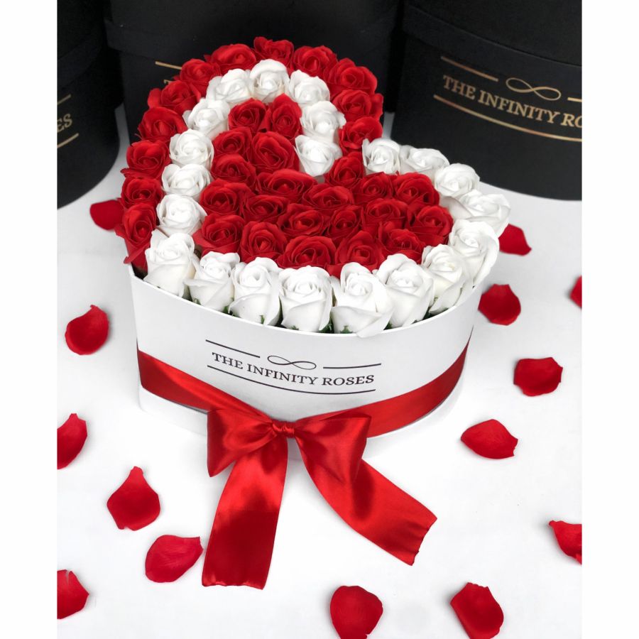 Cutie inima cu 47-49 de trandafiri ciclam Cutie inima cu 47-49 de trandafiri rosii si albi