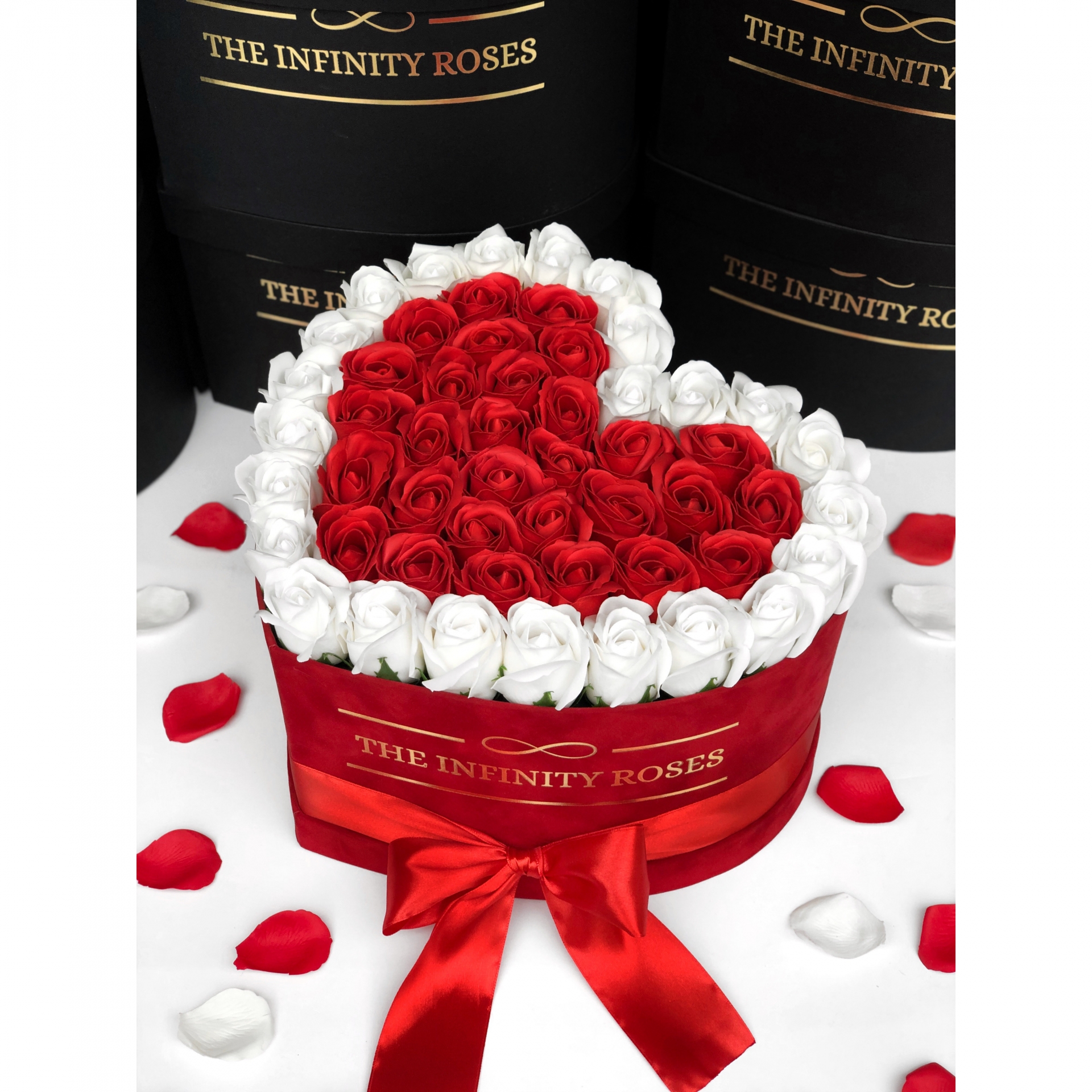 Cutie de catifea rosie inima cu 47-49 de trandafiri rosii si albi