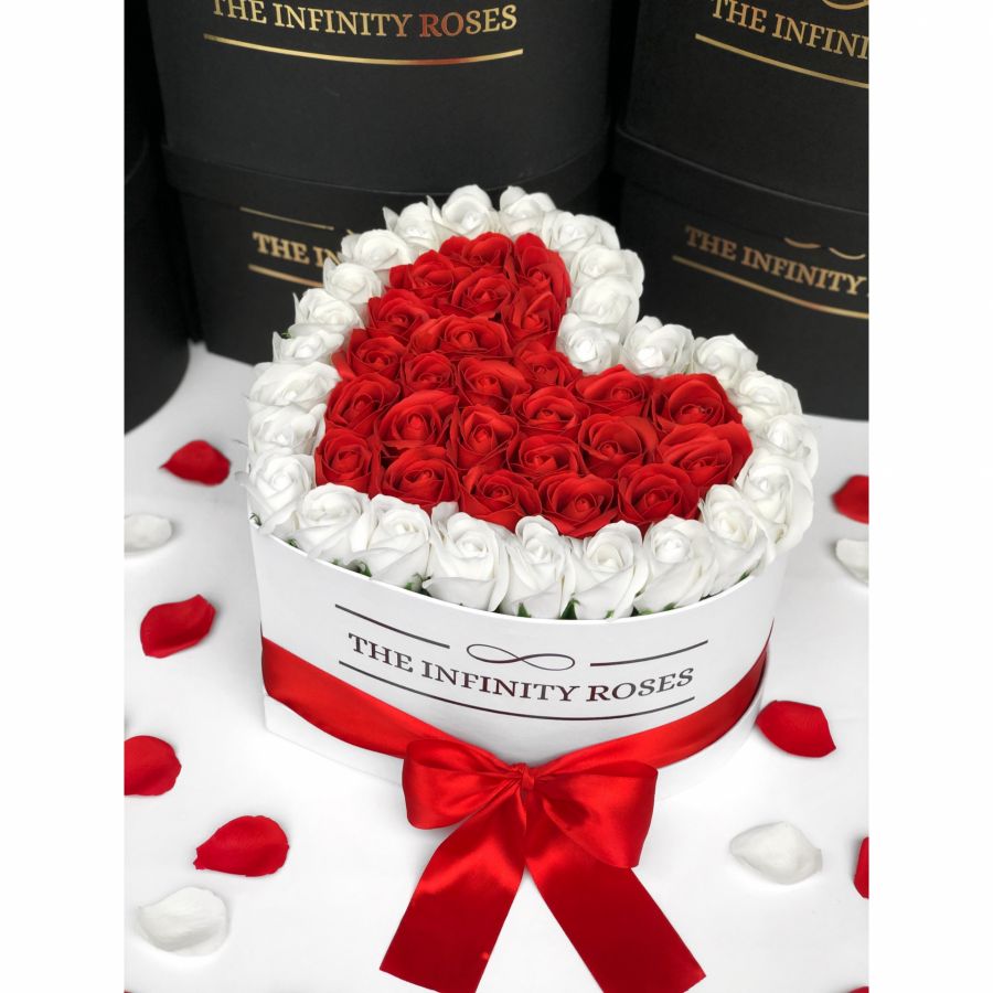 Inima din trandafiri in cutie transparenta Cutie inima cu 47-49 de trandafiri rosii si albi