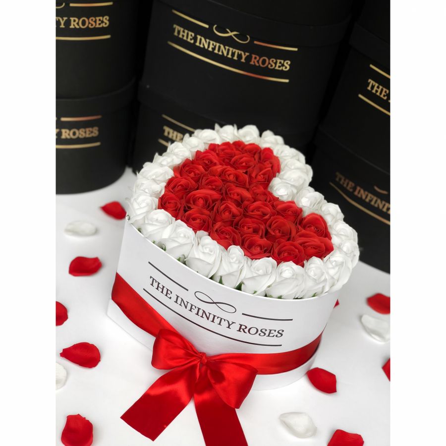 Cutie inima cu 47-49 de trandafiri rosii si albi