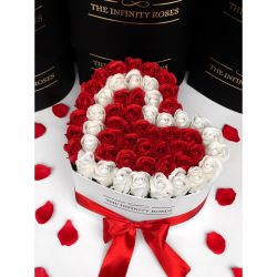 Cutie inima cu 47-49 de trandafiri rosii si albi