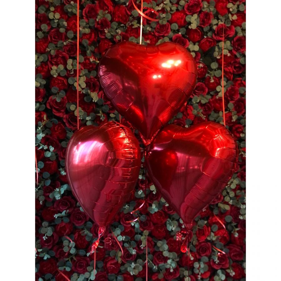 Ursulet gri din trandafiri cu inimioara rosie in cutie plina de petale de trandafiri,40 cm inaltime Set de 3 baloane inimioare rosii cu heliu
