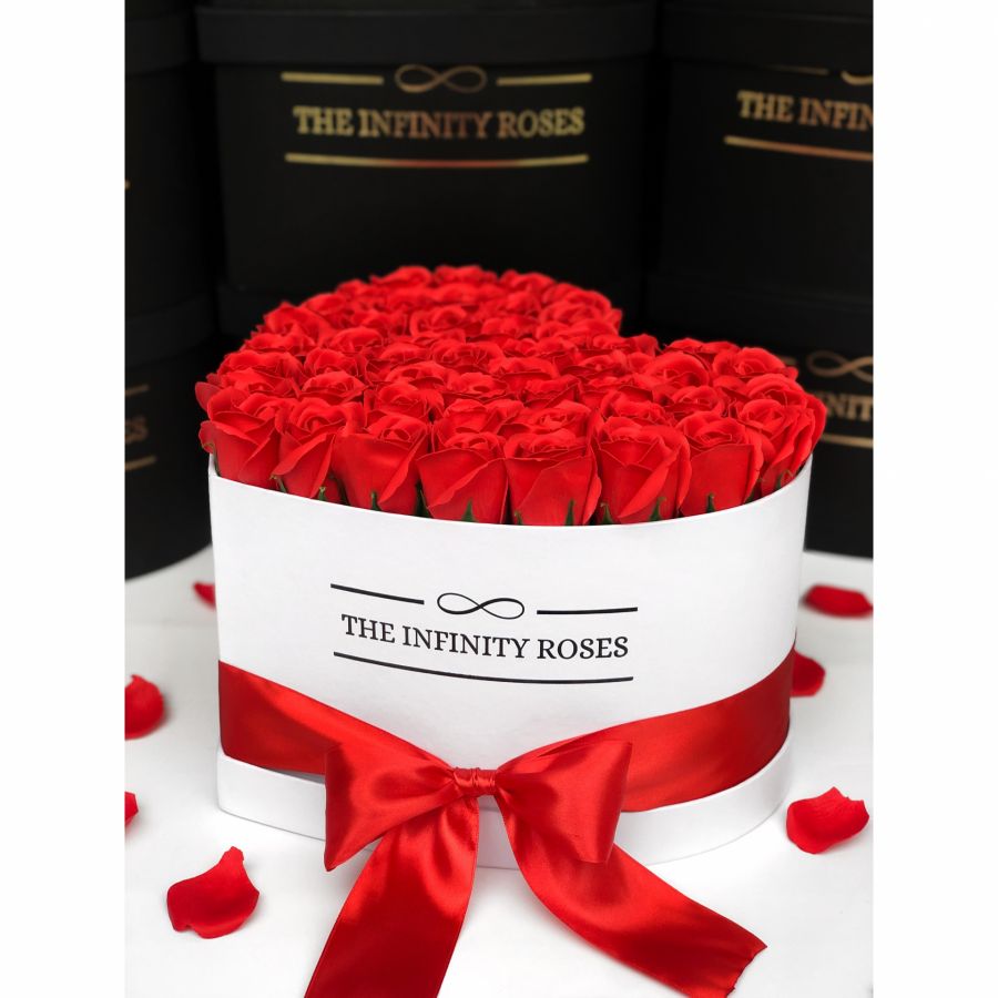 Cutie inima cu 39 de trandafiri rosii cu negru Cutie inima cu 47-49 de trandafiri rosii 