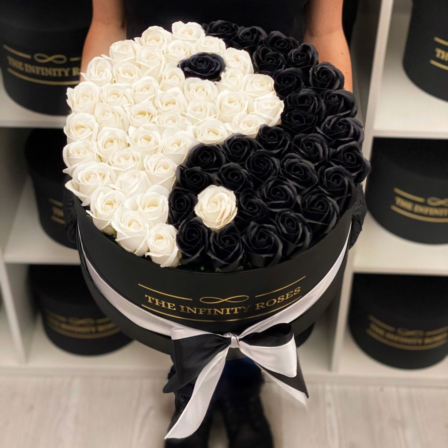 Cutie personalizata cu 75 trandafiri si litera M Cutie custom Ying si Yang