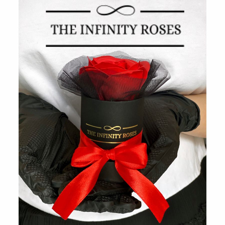 Martisor cu trandafir in cutie Cutie extra mica cu trandafir rosu si tiul negru