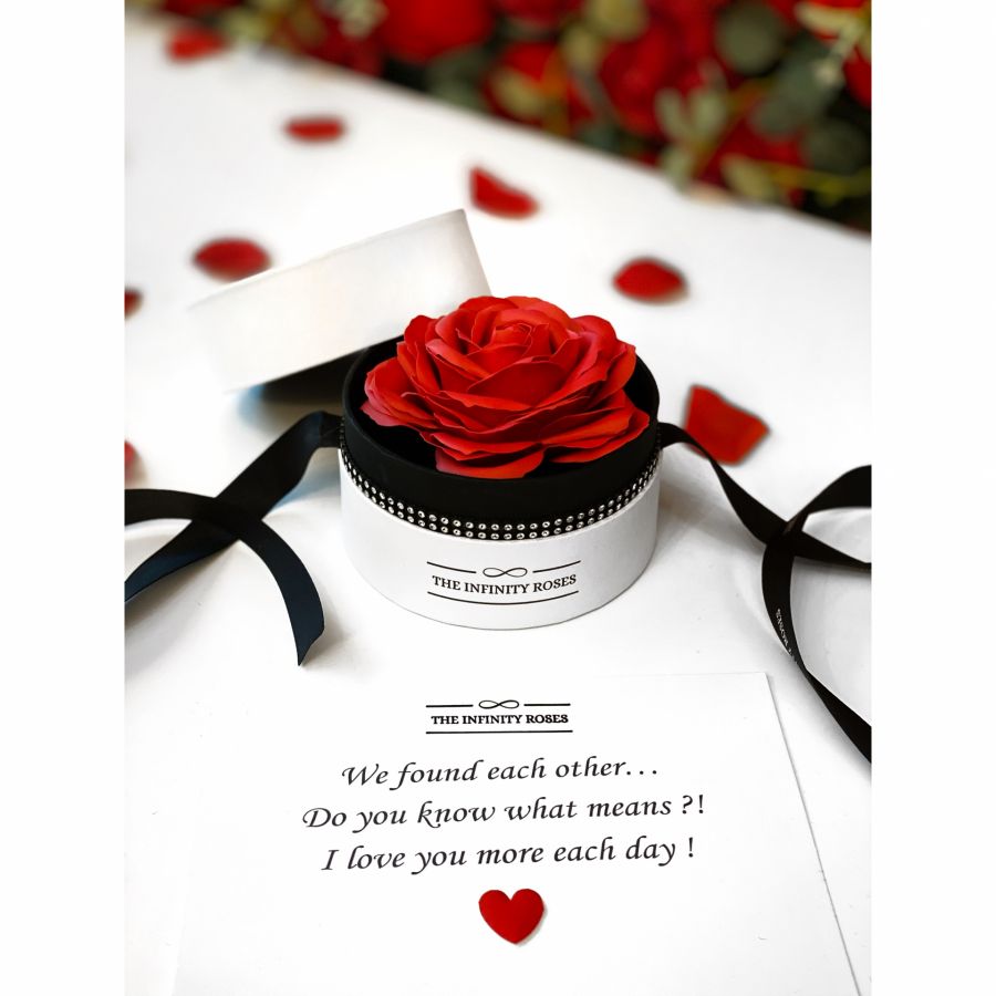 Cutie diamant negru cu 39 de trandafiri rosii Cutie cadou cu panglica cu un trandafir