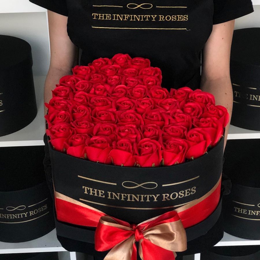 Inima din trandafiri in cutie transparenta Inimioara cu 49 de trandafiri