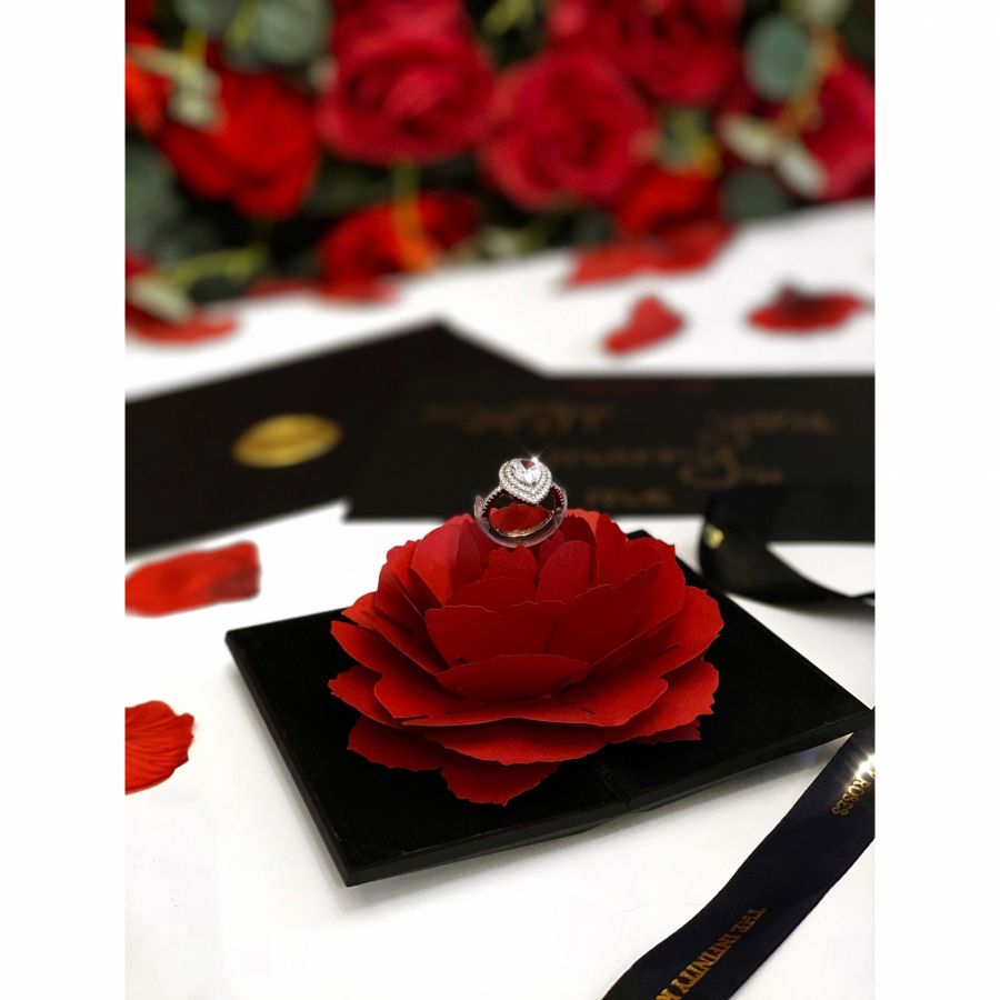 Felicitare neagra cu text argintiu THE INFINITY ROSES Cutie inel de logodna cu trandafir 