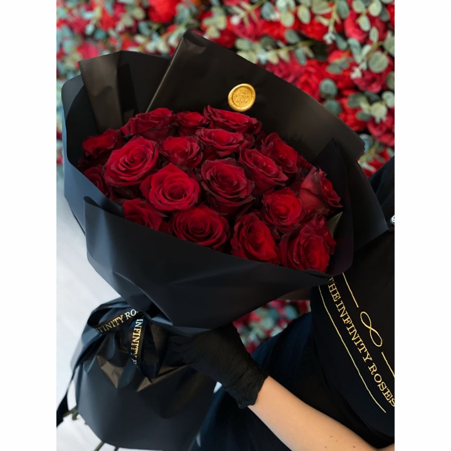 NATURAL ROSES BOX Buchet cu 25 de trandafiri rosii naturali