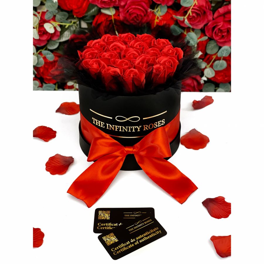 Cutie cu trandafiri, anthurium,mar,portocala,scortisoara si brad de Craciun Cutie mica cu 17-19 trandafiri cu tiul negru