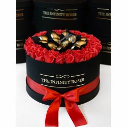 Cutie personalizata cu 49 trandafiri rosii si oua aurii de paste