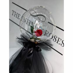 Trandafir criogenat in balon cu tulle negru si lumini LED