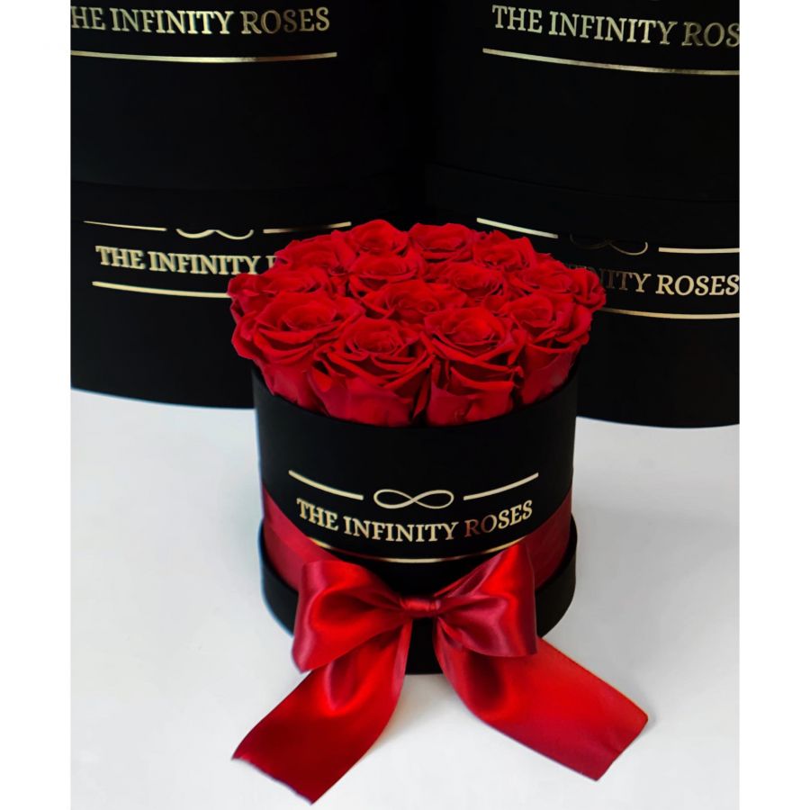 Cutie mica cu 11 de trandafiri criogenati rosii personalizata cu nume Cutie mica cu 13 trandafiri criogenati