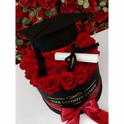 Cutie medie cu trandafiri criogenati rosii cu toca si pergament pentru absolvire