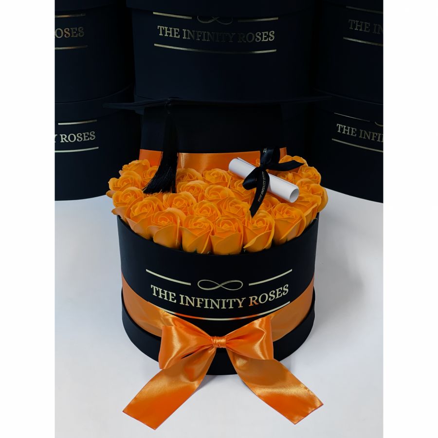 Cutie Happy Birthday Cutie medie cu trandafiri portocalii cu toca si pergament pentru absolvire