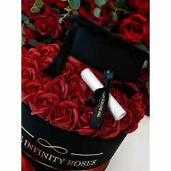 Cutie medie cu trandafiri cu toca si pergament pentru absolvire