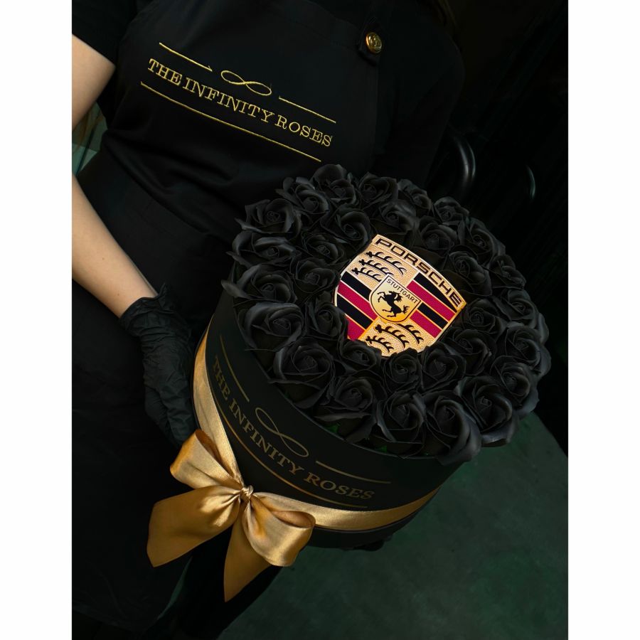 Cutie alba cu 37-39 trandafiri negri Cutie medie cu trandafiri negri personalizata cu emblema PORSCHE