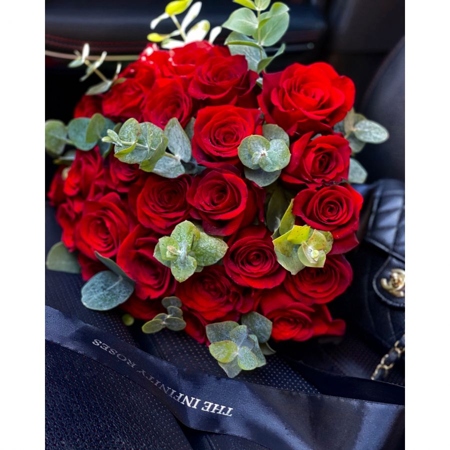 Cutie cu trandafiri naturali Buchet cu 25 de trandafiri naturali rosii