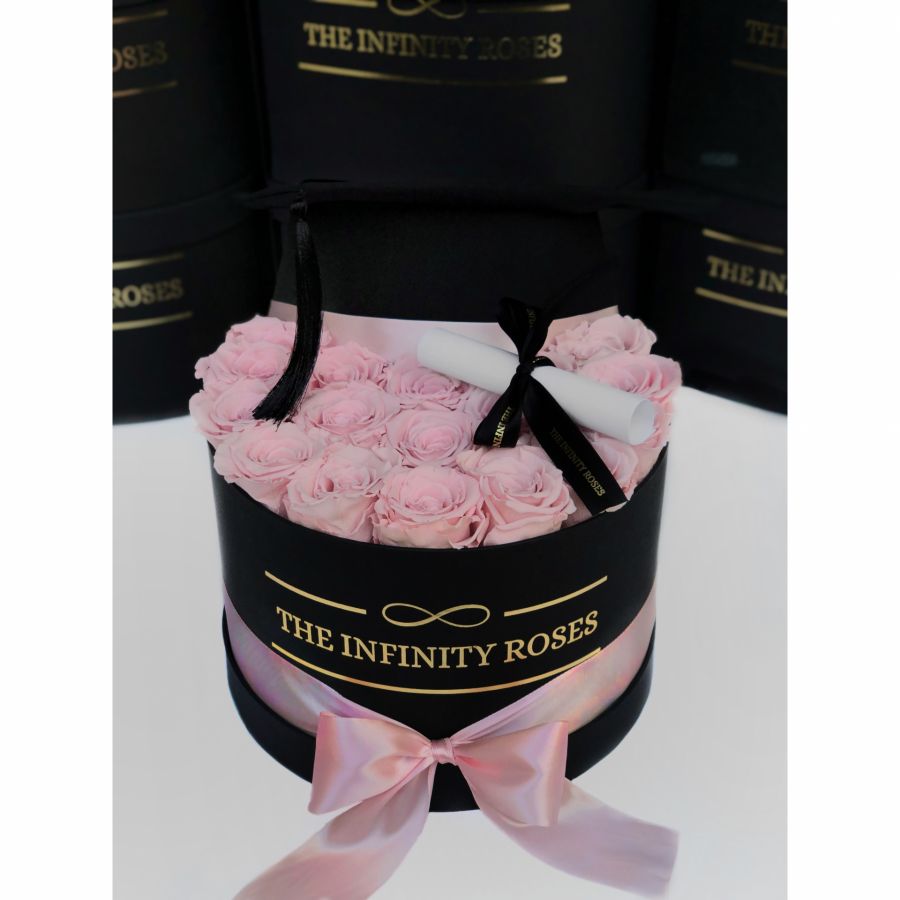 MEDIUM BOX Cutie medie cu trandafiri criogenati roz pal cu toca si pergament pentru absolvire
