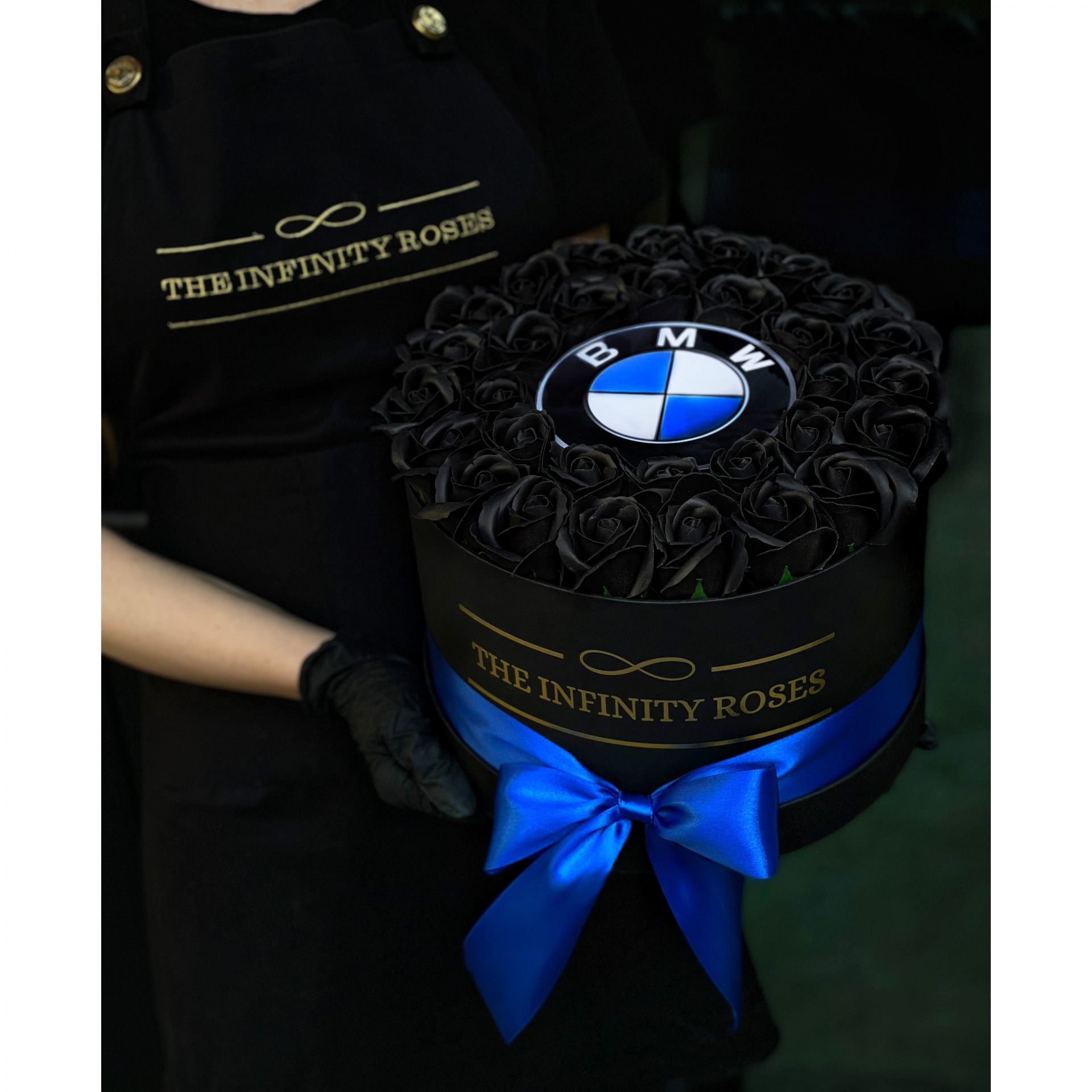 Cutie medie cu trandafiri negri personalizata cu emblema BMW