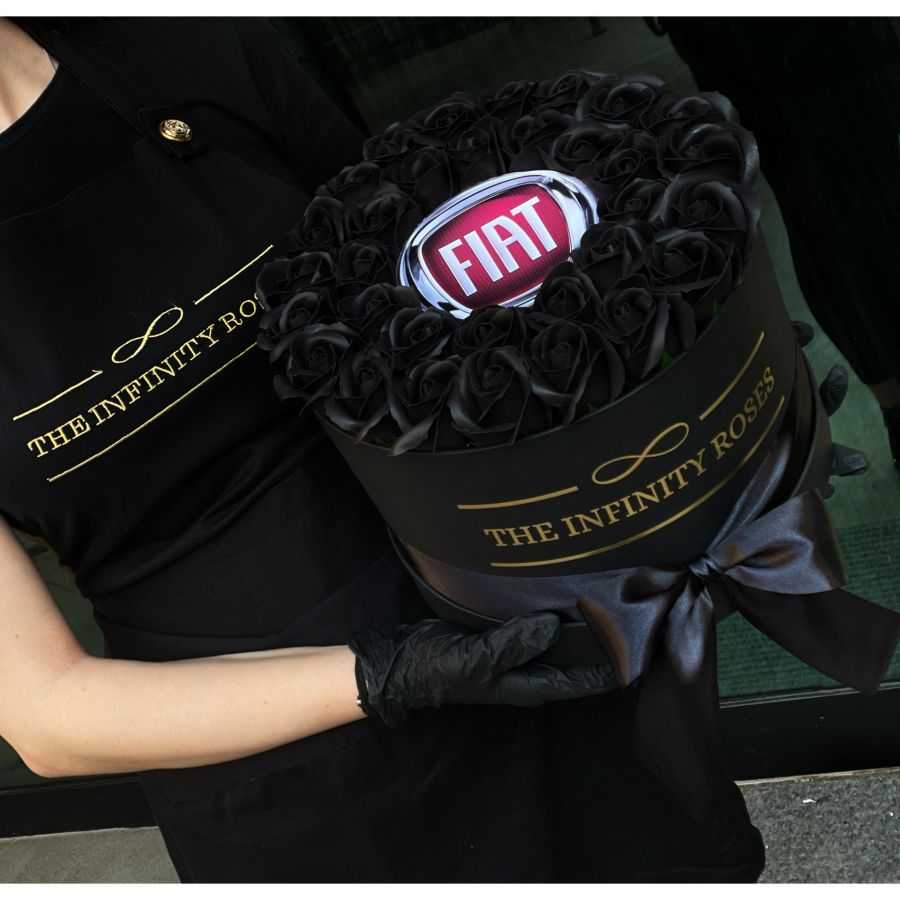 Cutie medie cu trandafiri negri personalizata cu emblema FIAT Cutie medie cu trandafiri negri personalizata cu emblema FIAT