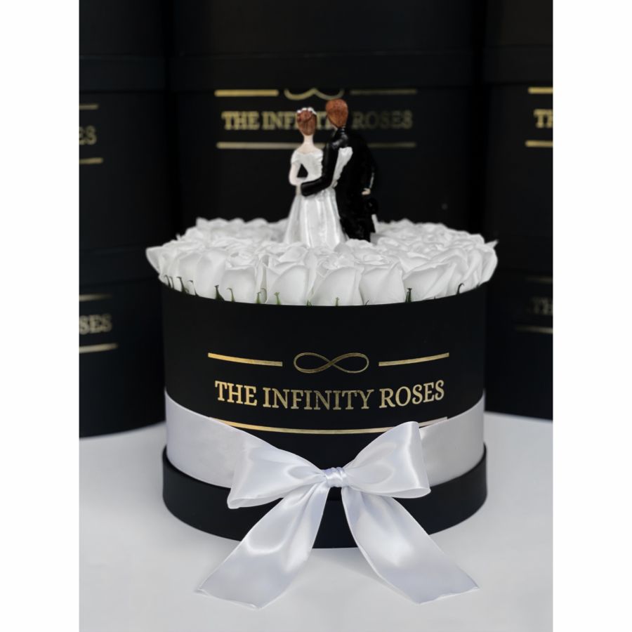 Cutie cadou pentru nasi cu mesajul ” Vreti sa fiti nasii nostri ? “ Cutie cu trandafiri cu mire si mireasa pentru nunta