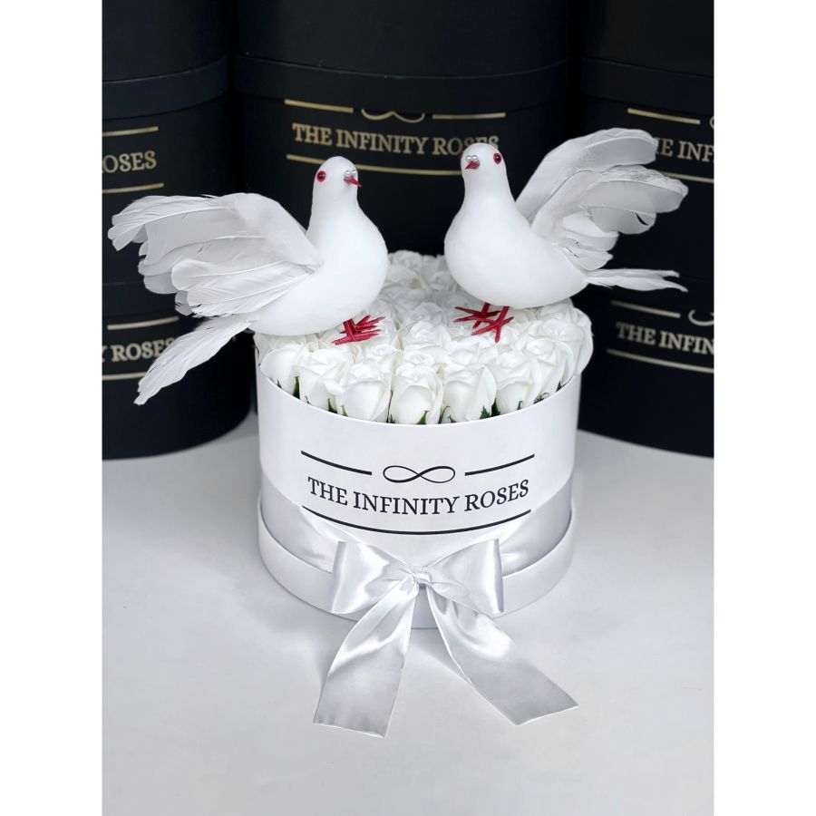 Cutie medie cu 25 de trandafiri criogenati albi personalizata cu nume Cutie cu trandafiri pentru nunta cu 2 porumbei