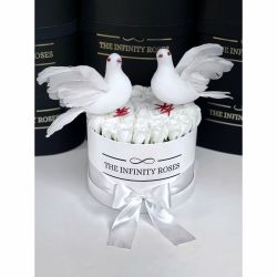Cutie cu trandafiri pentru nunta cu 2 porumbei