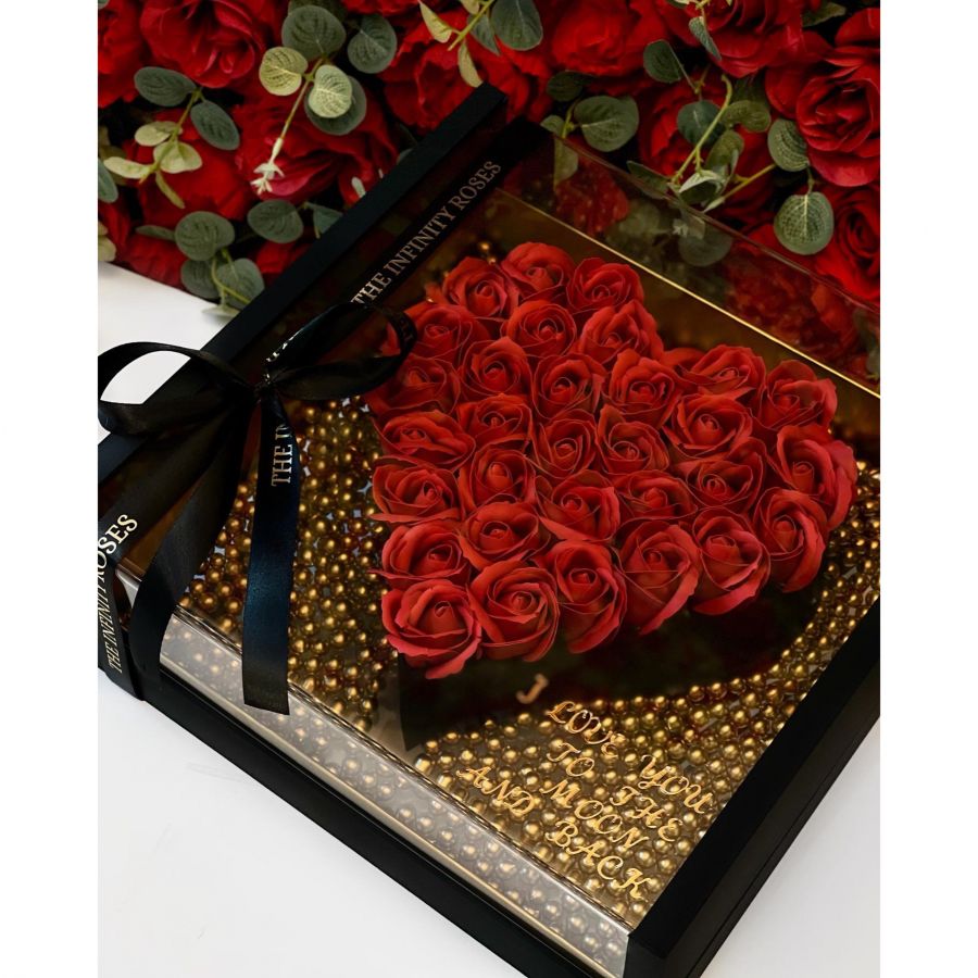 Cutie inima cu 35 de trandafiri Inima din trandafiri in cutie transparenta