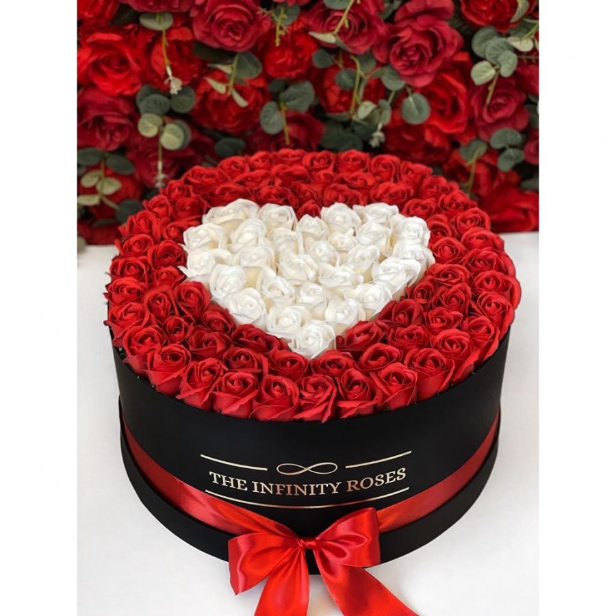 Cutie personalizata cu inel Cutie mare cu 101 trandafiri rosii cu inima alba