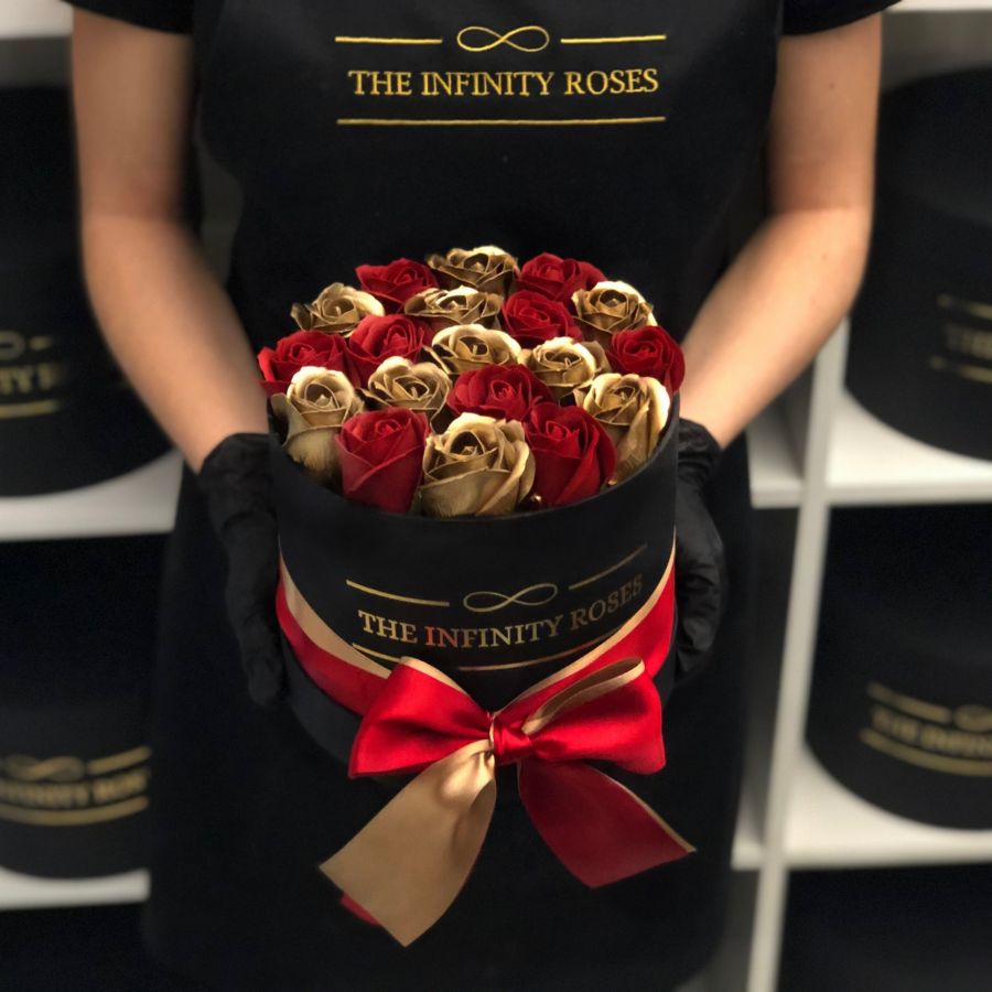 Aranjament floral cu 19 trandafiri si mesajul TE IUBESC - editie speciala Valentine’s Day Cutie mica cu 19 trandafiri rosu roial si auriu