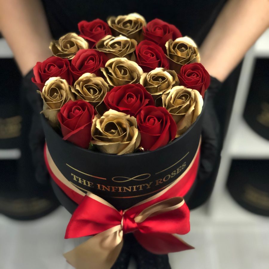 Cutie mica cu 19 trandafiri rosu roial si auriu