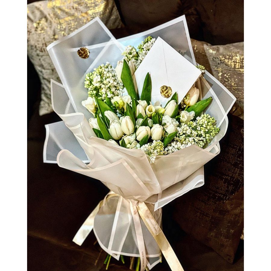 Cutie cu trandafiri naturali Buchet cu lalele albe,liliac alb si frezii albe