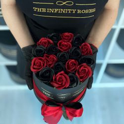 Cutie mica cu 19 trandafiri rosu roial si negri
