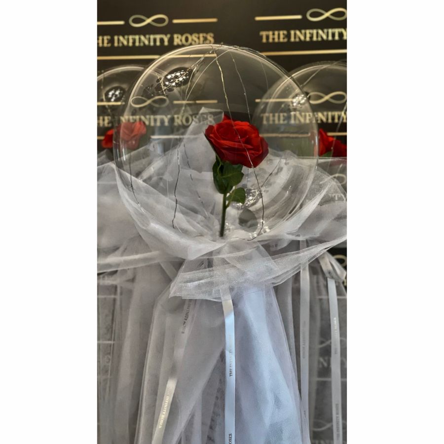 Cutie cu 19 trandafiri in cutie speciala de cadou cu 3 baloane cu heliu in forma de inimioara Trandafir in balon cu tulle alb si lumini LED