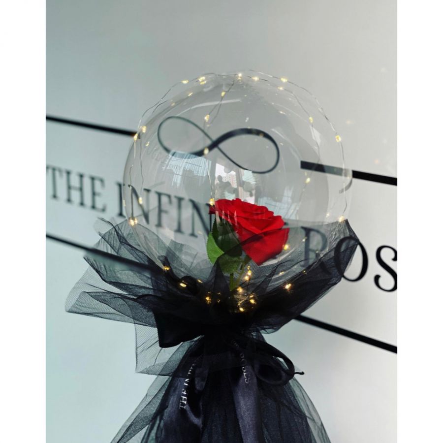 Aranjament floral absolventa cu toca si pergament Trandafir in balon cu tulle negru si lumini LED