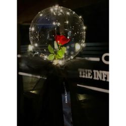 Trandafir in balon cu tulle negru si lumini LED