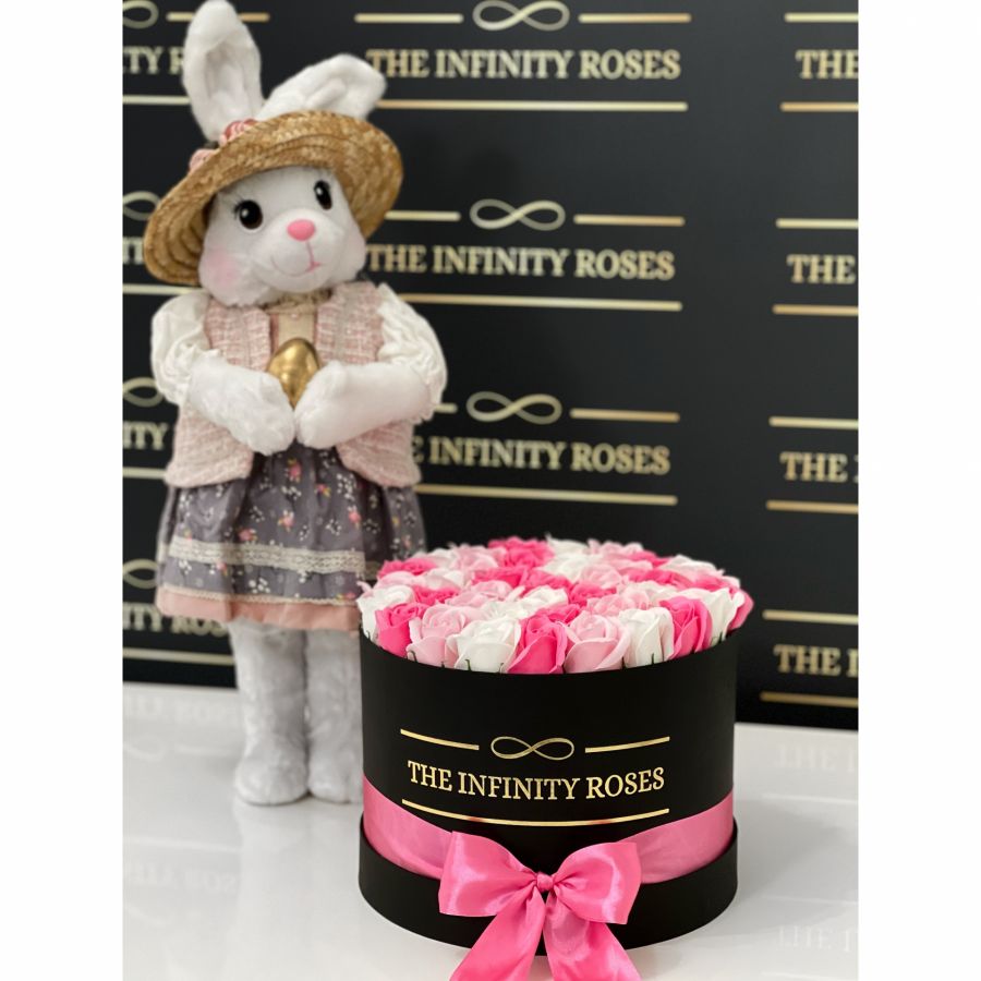 Cutie medie cu trandafiri cu toca si pergament pentru absolvire Cutie medie cu 39 trandafiri roz pal , roz , ciclam si alb