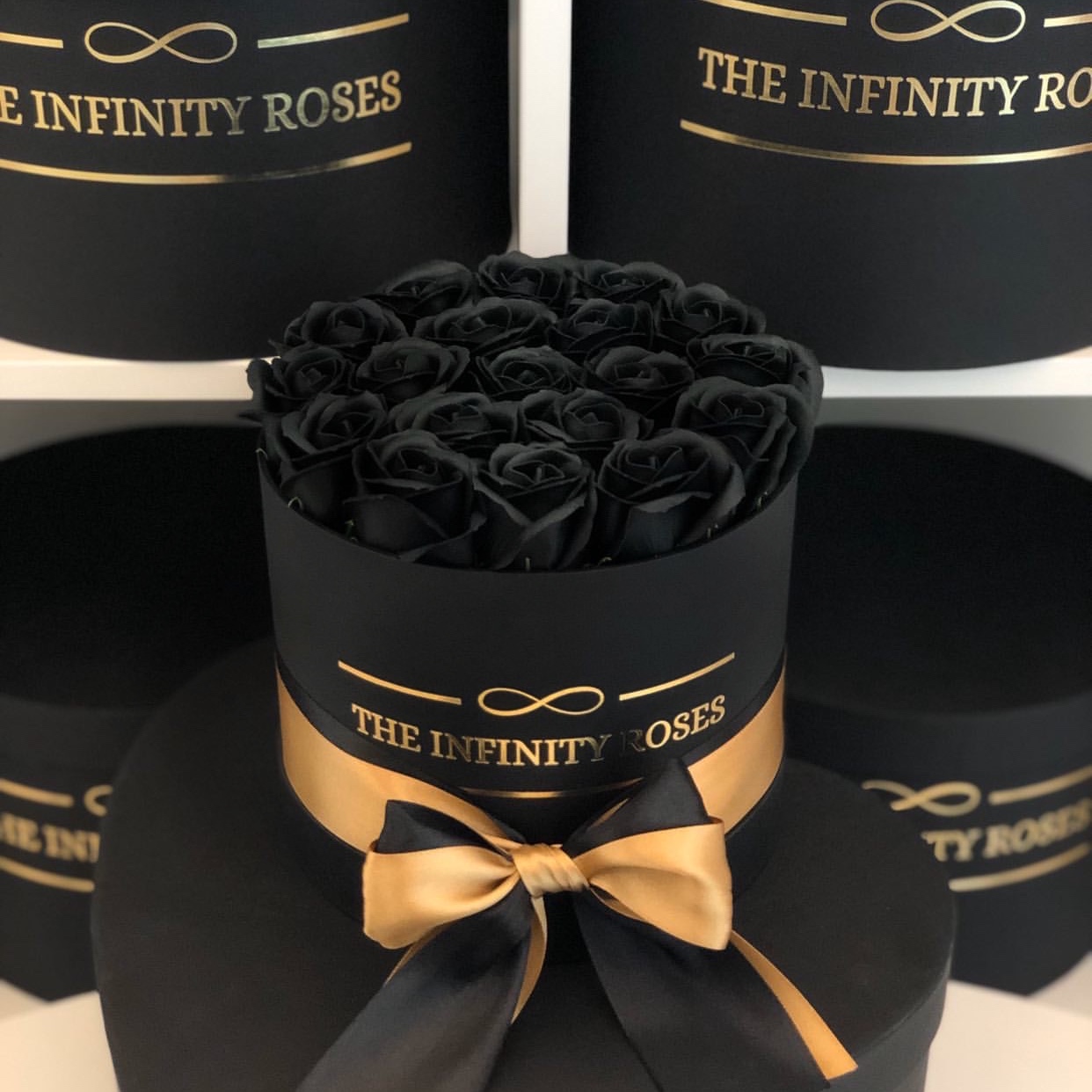 Cutie mica cu 19 trandafiri negri