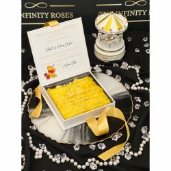 Invitatie de botez cu Winnie The Pooh si petale galbene de trandafiri 