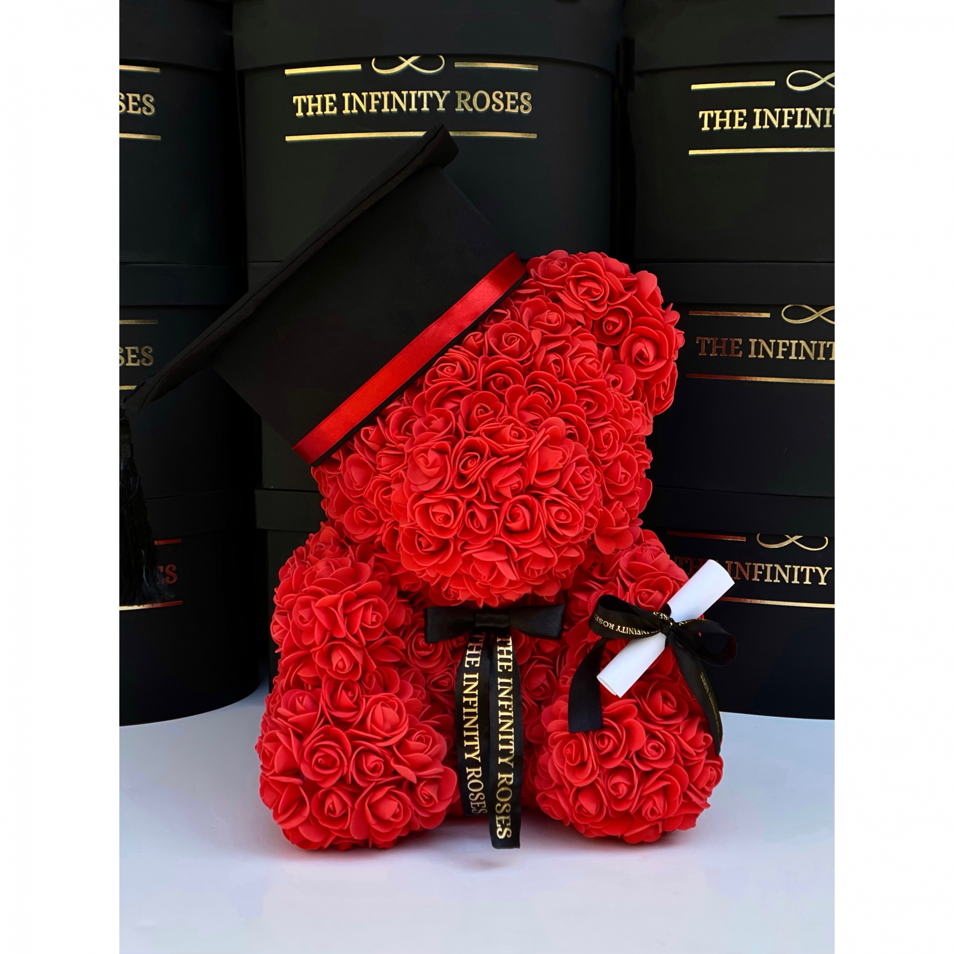 Ursulet absolvent cu toca din trandafiri rosii si pergament,40 cm