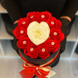 Cutie mica cu trandafir in forma de inimioara